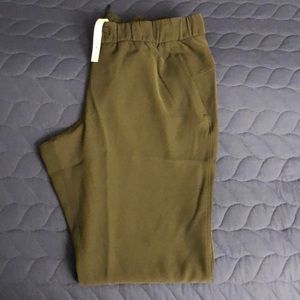 New Lululemon On The Fly woven pants Size 12.